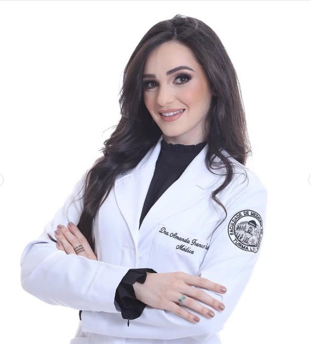 Dra. Amanda Sad de jaleco médico